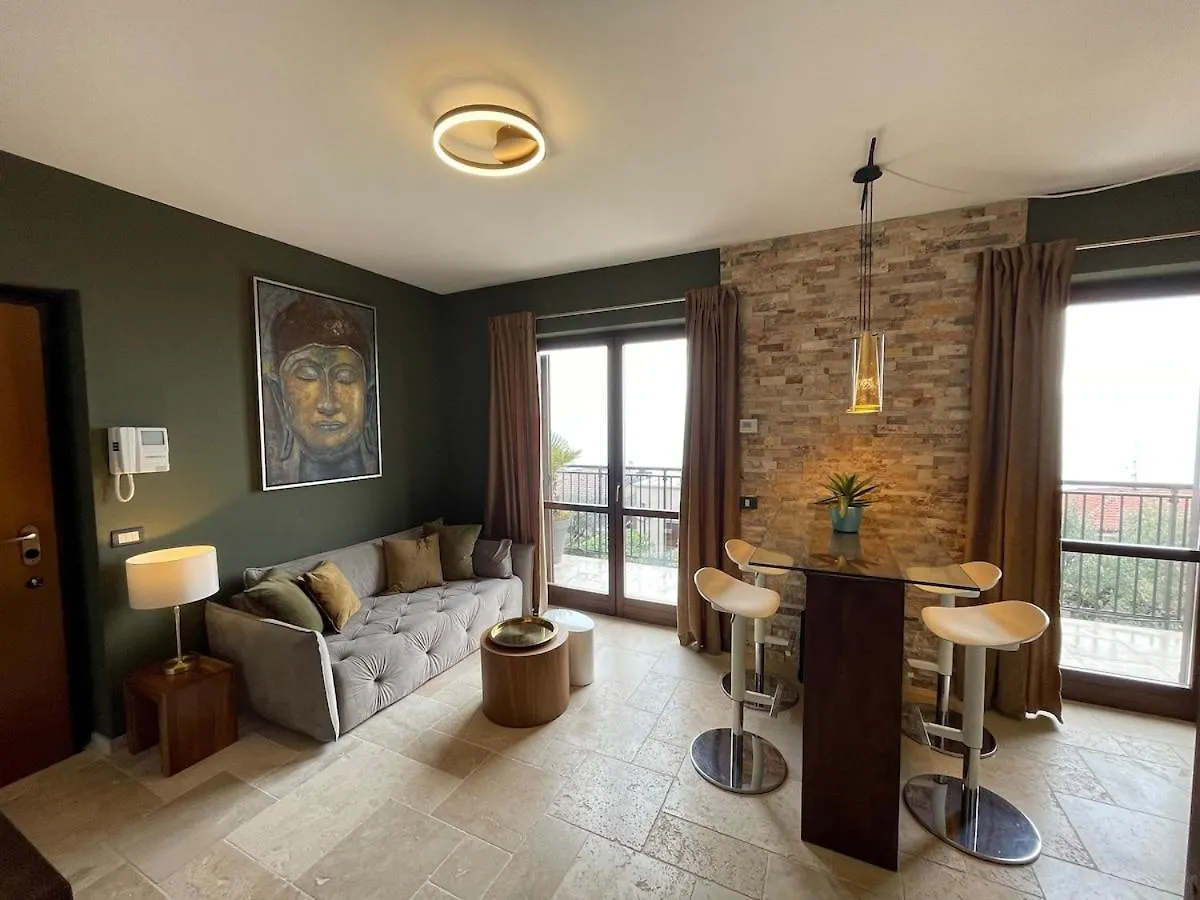 Deluxe Skylounge Design Apartment 360 Grad Lake View 托斯科拉诺-马德尔诺 0*,  意大利